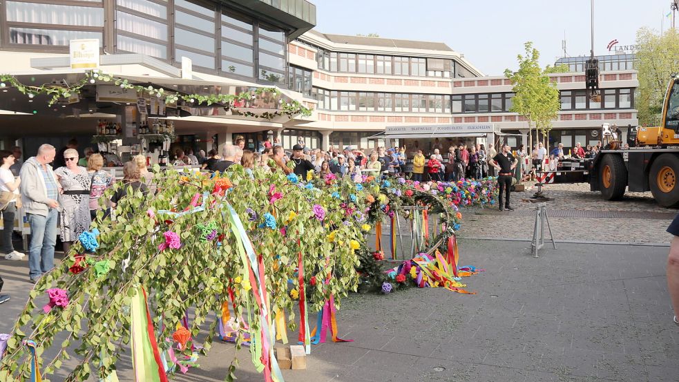 Die Birke und der Kranz sind mit bunten Bändern geschmückt. Foto: Karin Böhmer