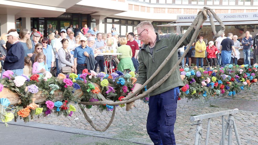 Der Kranführer befestigte des Seil am Stamm. Foto: Karin Böhmer