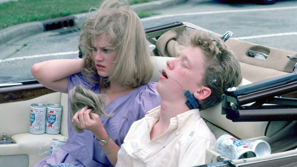 Der Morgen danach: Haviland Morris und Anthony Michael Hall in der berüchtigten Date-Rape-Szene aus John Hughes‘ „Sixteen Candles“. Foto: IMAGO / ZUMA Wire