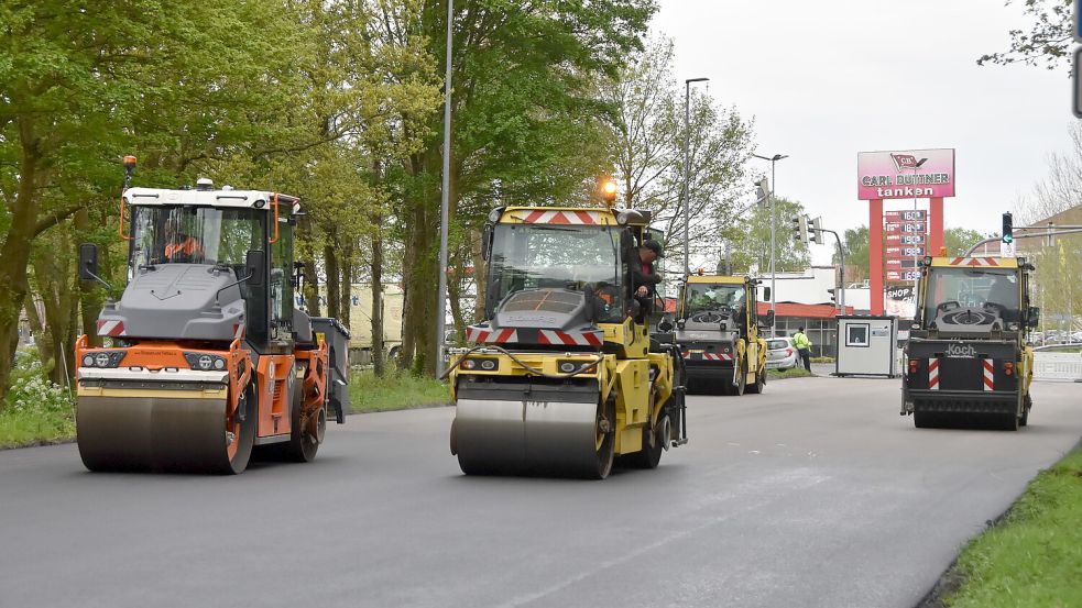 Walzenballett: Die schweren Baumaschinen verdichten den frisch verlegten Asphalt auf der B 72. Foto: Thomas Dirks