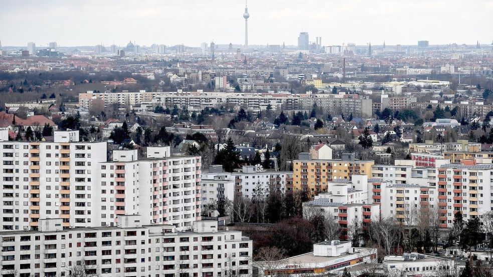 Die Hochhäuser der Gropiusstadt im Süden von Berlin. Die zwischen 1962 bis 1975 errichtete Großwohnsiedlung gilt als sozialer Brennpunkt. Foto: Britta Pedersen/dpa-Zentralbild/dpa