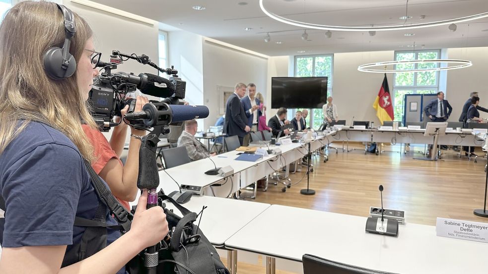 Unter großem Medieninteresse hat am Donnerstag in Hannover ein parlamentarischer Untersuchungsausschuss seine Arbeit aufgenommen. Das Gremium soll klären, ob beim Gehaltsplus für die Büroleiterin von Ministerpräsident Stephan Weil (SPD) alles mit rechten Dingen zugegangen ist. Foto: Lars Laue