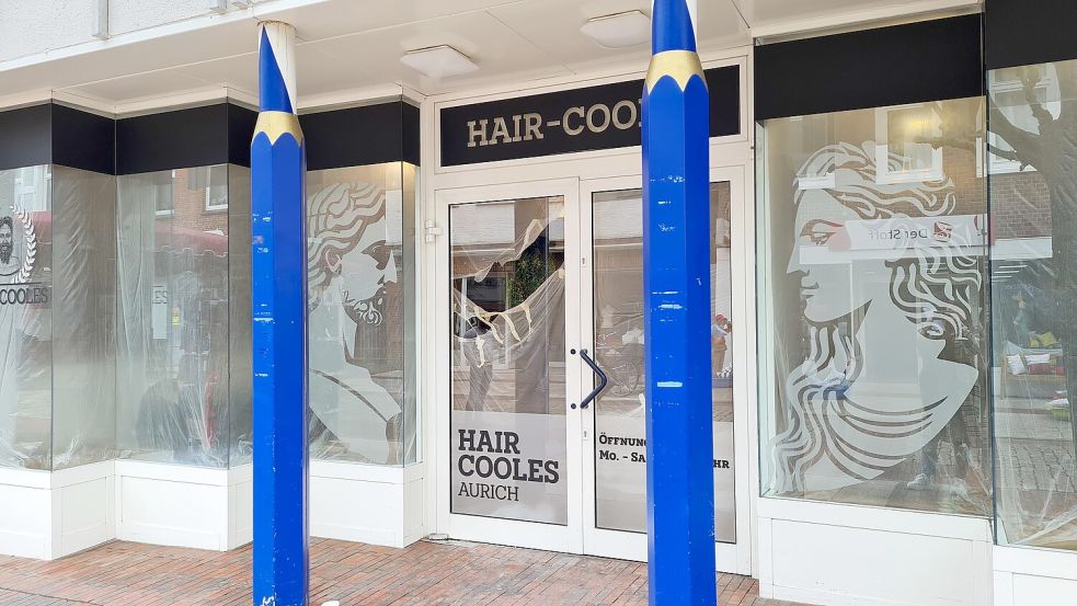 Die blauen Buntstift-Säulen erinnern noch an die Papeterie Wiemers. Bald sollen auch diese vom neuen Mieter „Hair-Cooles" ersetzt werden.