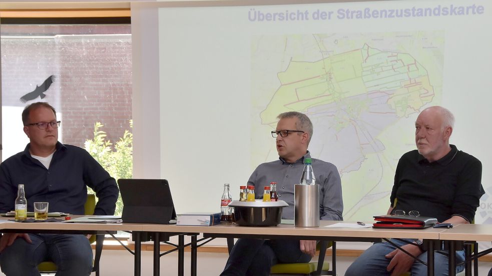 Bauamtsmitarbeiter Arno Klaassen (links) und Bauamtsleiter Jochen Behrends (Mitte) stellten den Straßenzustandsbericht in der Sitzung des Bauausschusses vor. Rechts: Dessen Vorsitzende Johann Booken (SPD). Foto: Thomas Dirks