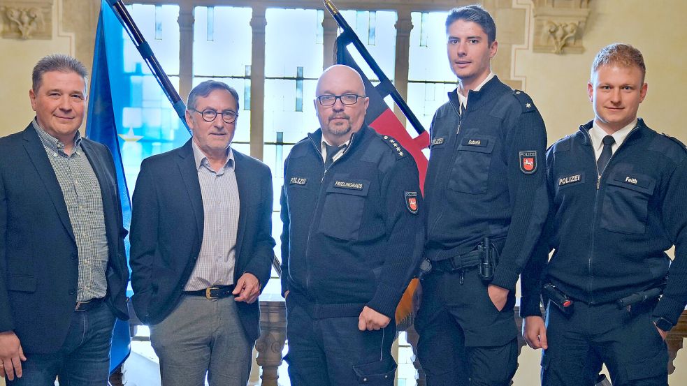 Michael Pape, Leiter des Kriminal- und Ermittlungsdienstes in Norden (von links), und Polizeipräsident Michael Maßmann zeigten sich stolz über den Einsatz von Thorsten Frielinghaus, Timo Sabath und Patrick Feith. Foto: Polizeidirektion Osnabrück