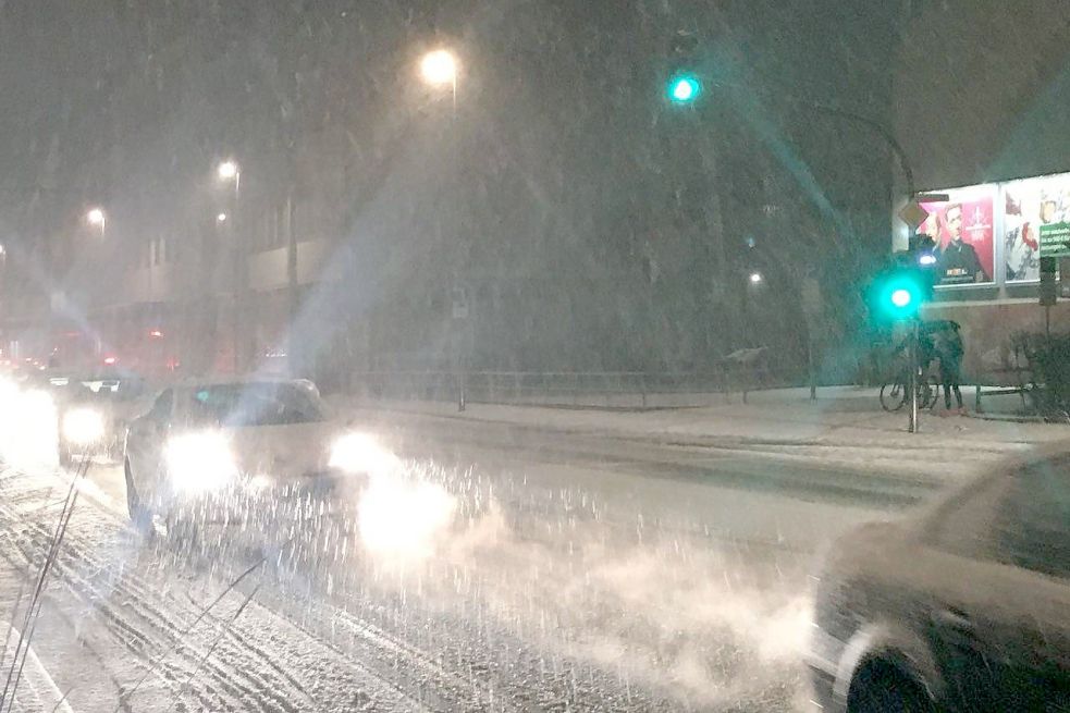 In Emden blieb der Schnee auf den Straßen liegen. Bild: Harms