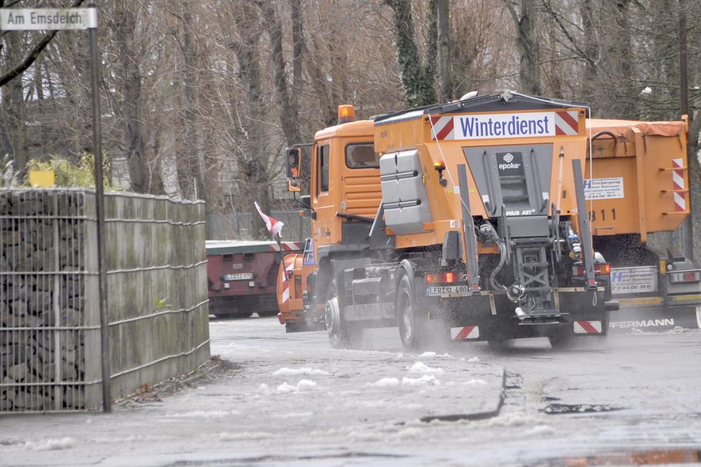 Der Winterdienst ist – so wie hier in Leer – an diesem Donnerstag in Ostfriesland unterwegs. Bild: Wolters