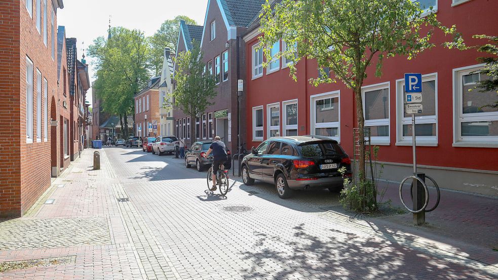 Dem ADFC sind die kostenfreien Parkplätze in der Kirchstraße ein Dorn im Auge. Foto: Romuald Banik