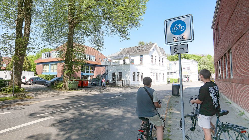 Die Zufahrt zum Schloss-Parkplatz könnte an den Anfang der Burgstraße verlegt werden. Das würde die Fahrradstraße entlasten. Foto: Romuald Banik