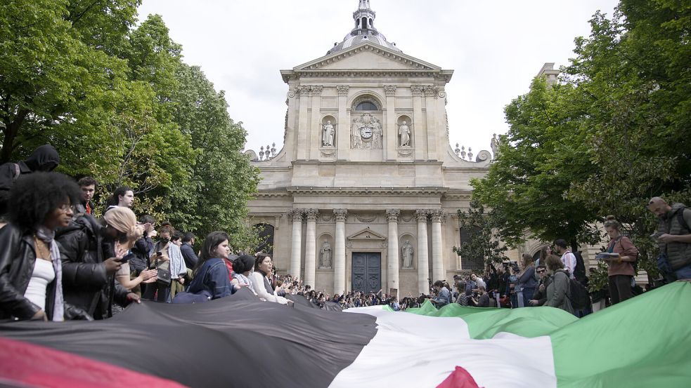 Studenten demonstrieren vor der Universität La Sorbonne mit einer Palästina-Flagge. Die Demonstration folgte auf die Proteste der vergangenen Woche an der Sciences Po Elite-Uni in der Region Paris. Foto: dpa/Christophe Ena