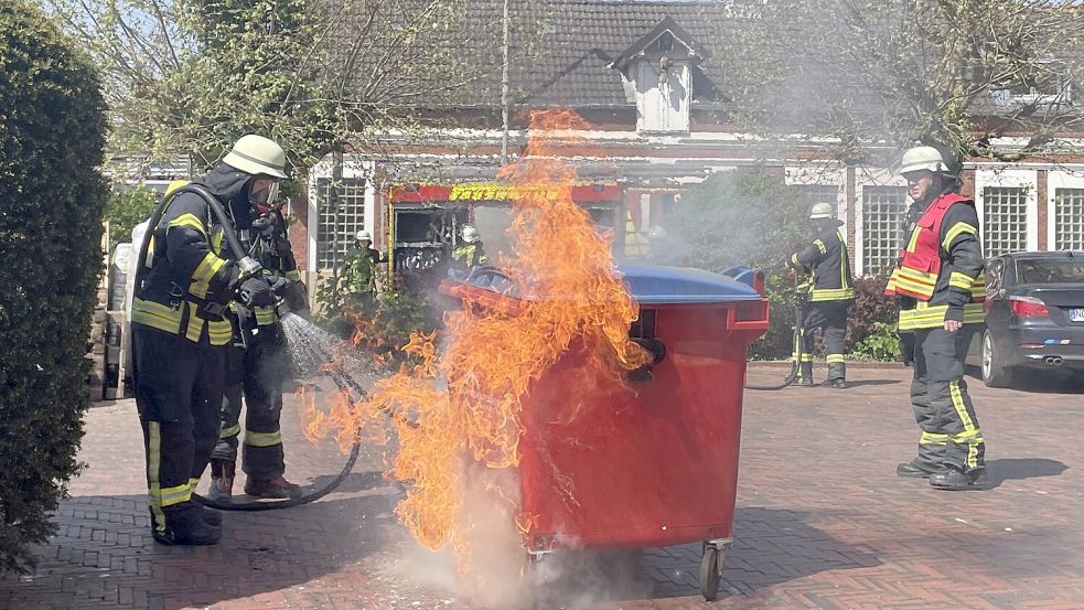 Ein Müllcontainer in der Dammstraße brannte lichterloh. Die Feuerwehr rückte an, um das Feuer zu löschen. Foto: Feuerwehr Norden