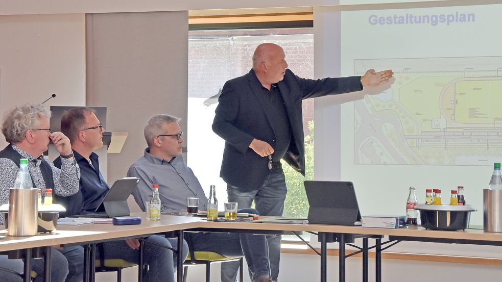 Bauamtsmitarbeiter Thomas Weinert (stehend) erläuterte in der Bauausschusssitzung den Stand der Bauleitplanung für die neue zentrale Sportstätte. Seine Kollegen Stephan Weers (von links), Arno Klaassen und Jochen Behrends hörten ihm zu. Foto: Thomas Dirks