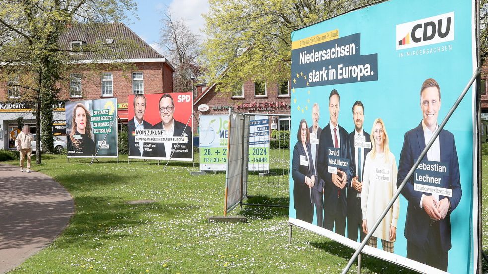 Der Auricher Pferdemarkt mit der meistbefahrenen Kreuzung Ostfrieslands ist ein beliebter Stellplatz für die Großplakate der Parteien.Foto: Romuald Banik