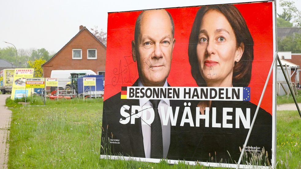 Dieses SPD-Großplakat an der Friesenstraße in Riepe wurde bereits beschmiert. Foto: Romuald Banik