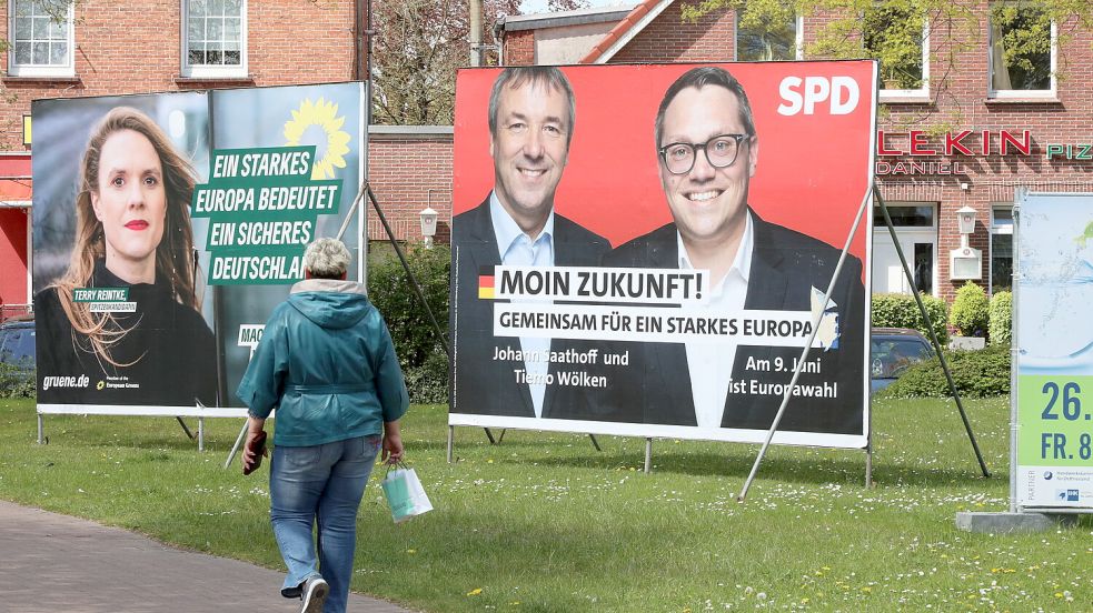 Eines der bekannteren Gesichter auf den Europawahl-Plakaten, hier am Auricher Pferdemarkt, ist der Bundestagsabgeordnete Johann Saathoff. Auf dem Plakat der Grünen ist deren Spitzenkandidatin Terry Reintke zu sehen Foto: Romuald Banik