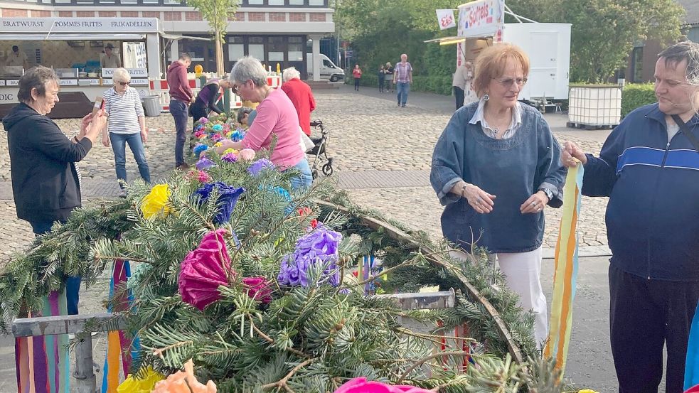 Der Auricher Schützenverein übernahm mit Unterstützung der Altstadt-Gastronomen in diesem Jahr das Schmücken. Foto: Karin Böhmer