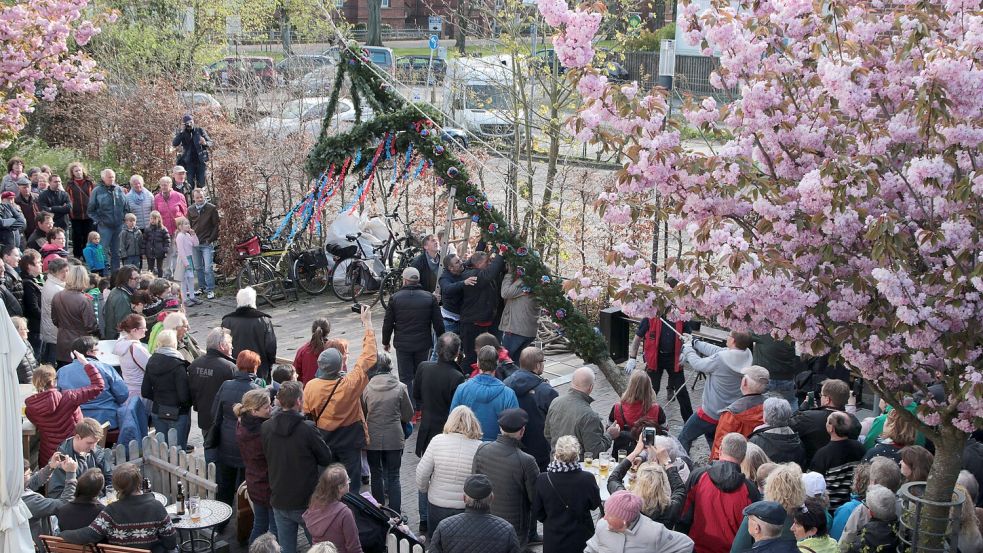 2017 übernahm der Ortsrat zusammen mit den Gastronomen in der Marktpassage die Organisation der deutlich abgespeckten Maifeier. Foto: Wilfried Gronewold