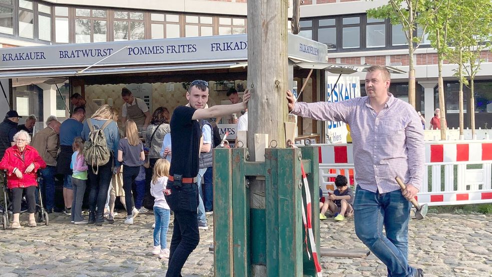 Sascha Hellwig (rechts) legte beim und gleich nach dem Aufstellen Hand an. Er war auch der Hauptorganisator der Feier. Foto: Karin Böhmer