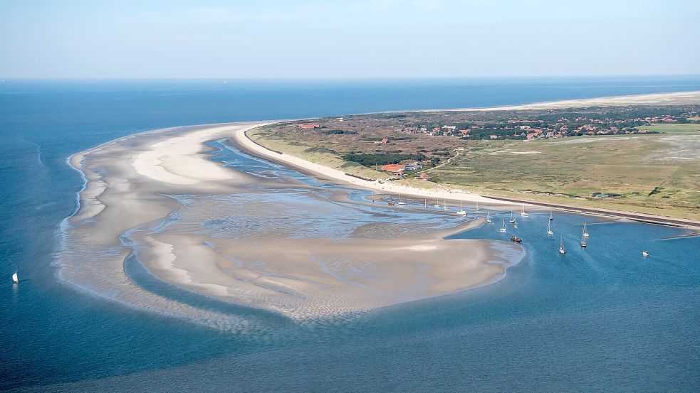 Die Insel Spiekeroog aus der Vogelperspektive. Foto: Schuldt/dpa