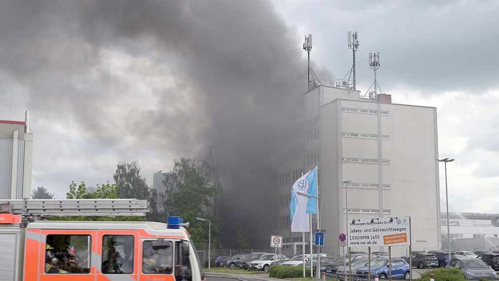 Rauch verhüllt ein Gebäude in Berlin-Lichtenfelde. Bei einem Großbrand in einer Firma für Metalltechnik hat sich am Freitag eine riesige Rauchwolke über dem Westen der Stadt gebildet. Foto: Michael Bahlo/dpa