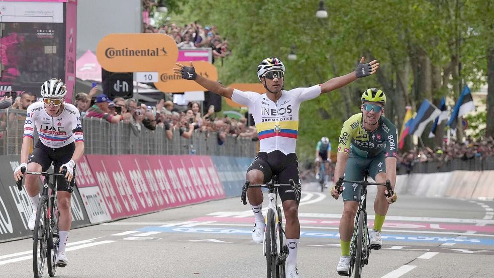Verpasste auf der ersten Giro-Etappe knapp den Sieg: Maximilian Schachmann (r). Foto: Gian Mattia D’Alberto/LaPresse/AP/dpa