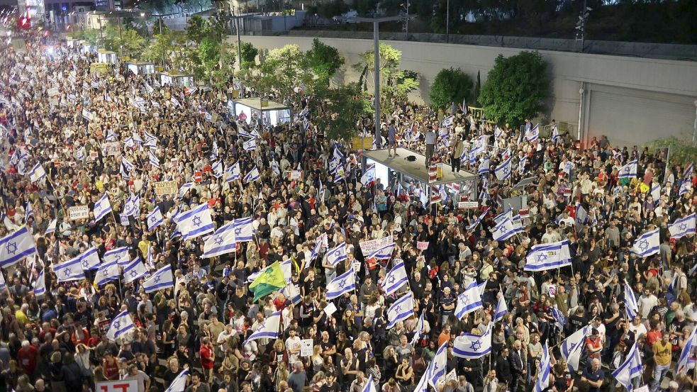 Zu Tausenden gingen Angehörige von Geiseln und ihre Unterstützer in Tel Aviv auf die Straße um Druck auf die eigene Regierung auszuüben. Foto: Ilia Yefimovich/dpa