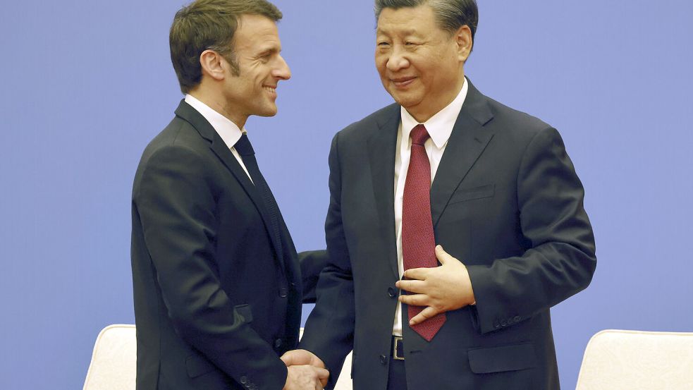Frankreichs Präsident Emmanuel Macron bei seiner letzten Chinareise im April 2023 mit Staatschef Xi Jinping. Foto: AP/Ludovic Marin