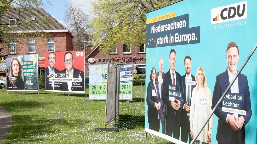Plakatwerbung am Pferdemarkt in Aurich: Grüne und SPD werben für ein „starkes Europa“ – die CDU will Niedersachsen „stark in Europa“. Foto: Romuald Banik