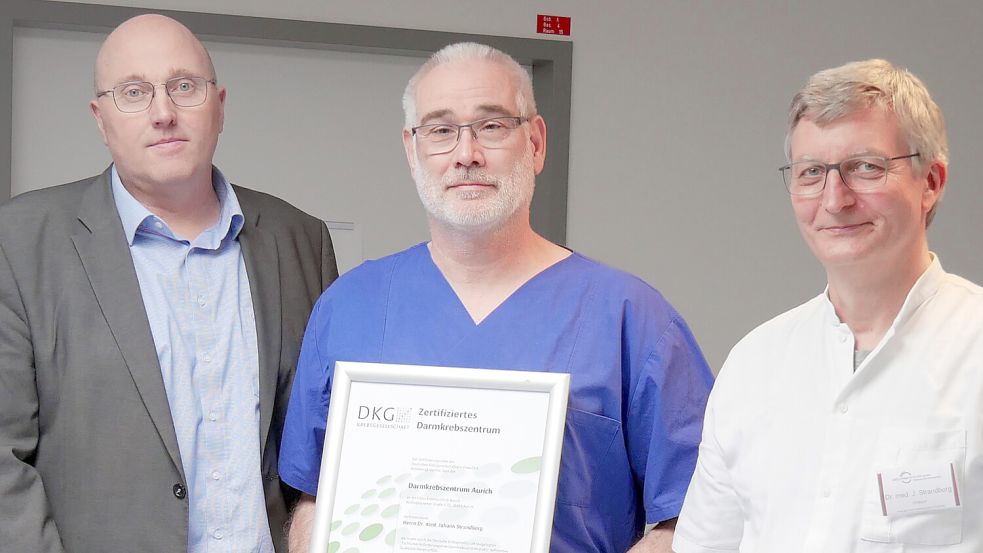 Freuen sich über die Zertifizierung des Darmkrebszentrums (von links): Heiko Goldenstein (Krankenhausdirektor UEK Aurich), Hannes Hoffmann (Oberarzt und Koordinator des Darmkrebs-zentrums) und Dr. Johann Strandborg (Chefarzt und Leiter des Darmkrebszentrums). Foto: Trägergesellschaft