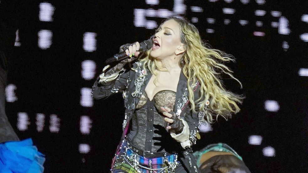 Madonna tritt in der letzten Show ihrer „The Celebration Tour“ am Strand der Copacabana auf. Foto: Silvia Izquierdo/AP