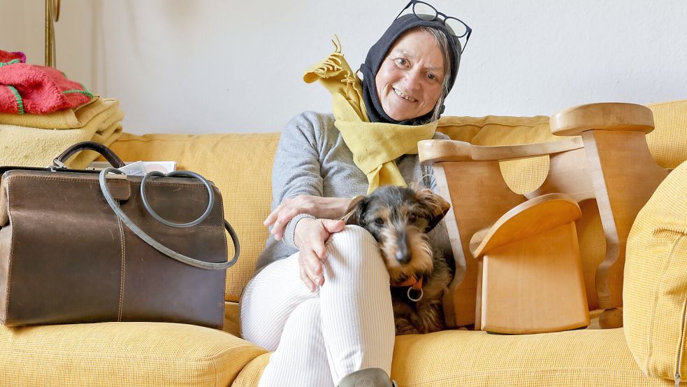 Hebammenkoffer und Gebärstuhl sind gepackt: Nach 30 Jahren Hausgeburtshilfe zieht Sylvie Engstfeld von Niedersachsen nach Schleswig-Holstein. Foto: Jörn Martens