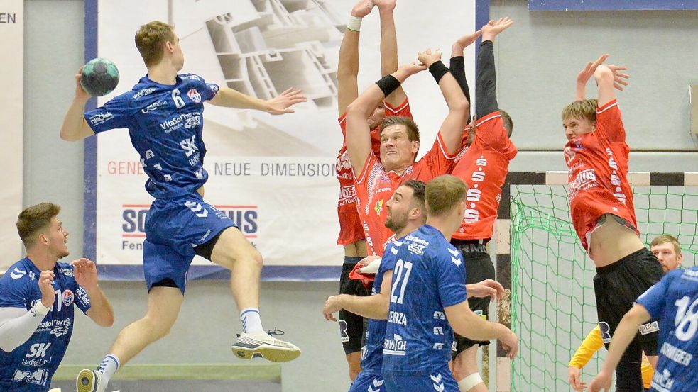 Im Hinspiel stemmten sich die Handballer des OHV Aurich noch erfolgreich gegen die drohende Niederlage gegen die TSG Altenhagen-Heepen Bielefeld. Das sah im Rückspiel anders aus. Foto: Bernd Wolfenberg