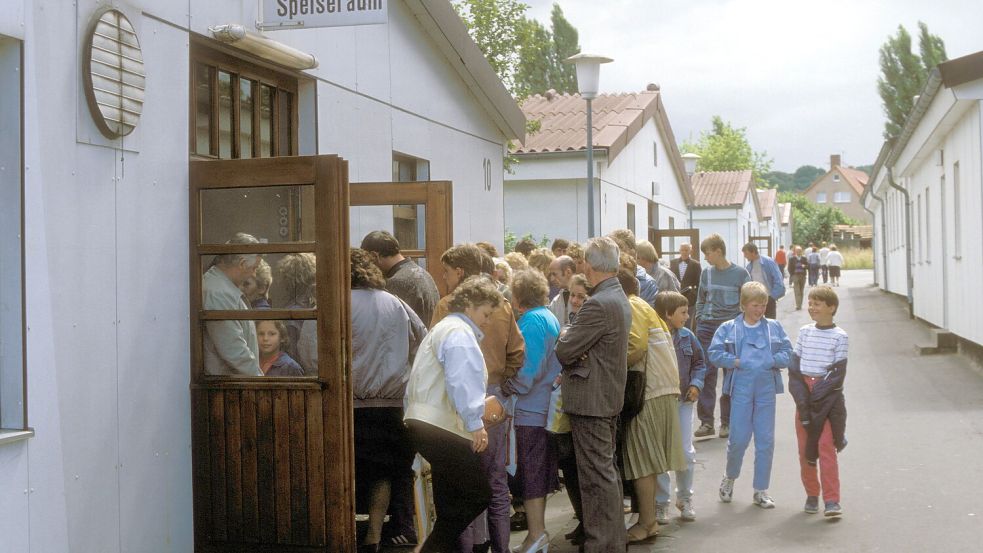 Für die meisten Deutschen waren die Deutschen aus der Sowjetunion fremd. Sie sind es auch mehr als dreißig Jahre nach der Masseneinwanderung geblieben. Grenzdurchgangslager Friedland, um 1987. Foto: IMAGO / Sven Simon
