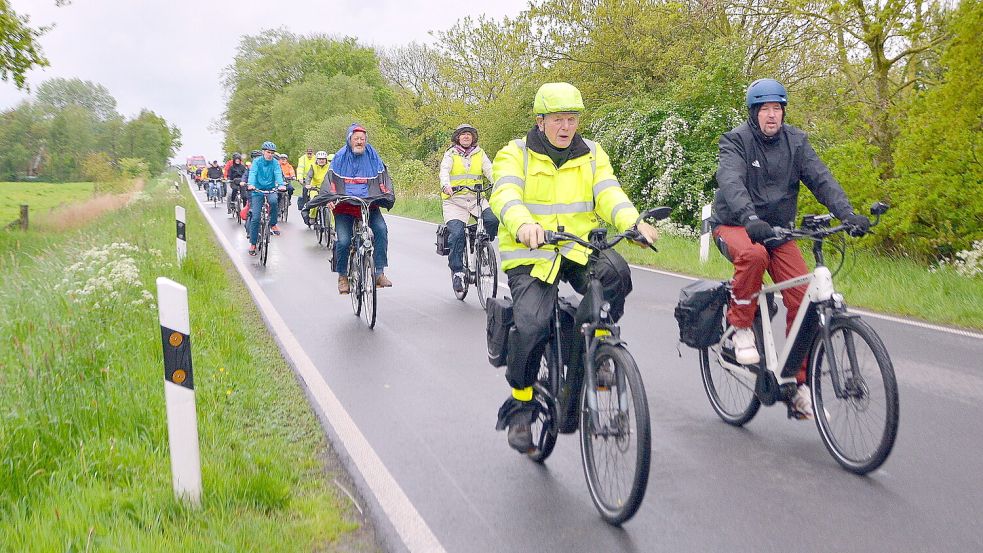 Mehr als 50 Fahrradfahrer ließen sich am Sonntag vom Regen nicht davon abhalten, für den Fahrradweg auf die Straße zu gehen. Foto: Gerd-Arnold Ubben