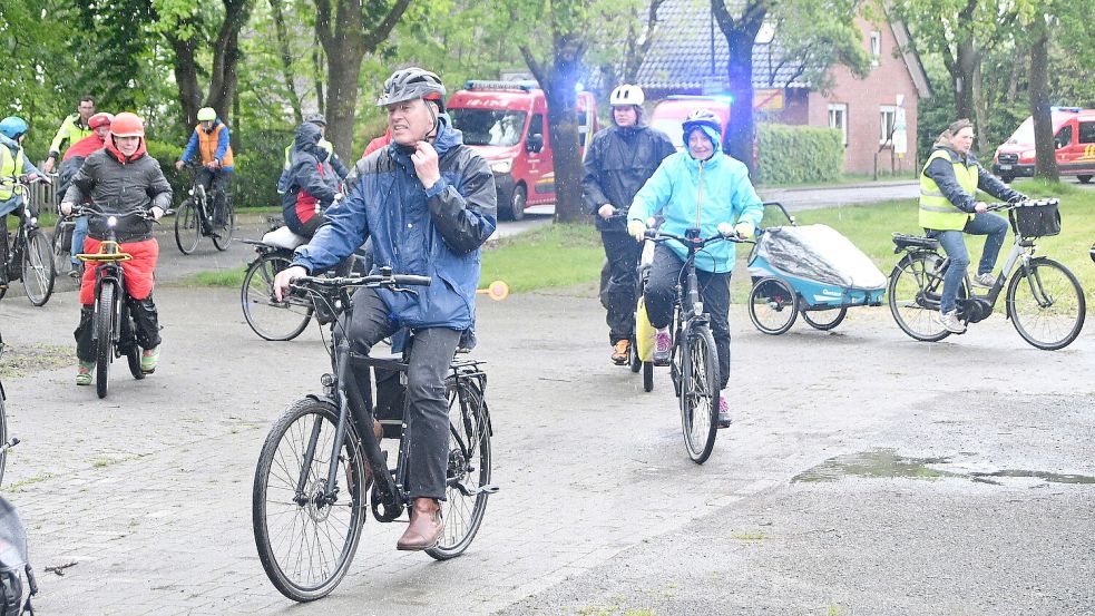 Auch der Ihlower Bürgermeister Arno Ulrichs machte sich auf den Weg. Foto: Gerd-Arnold Ubben