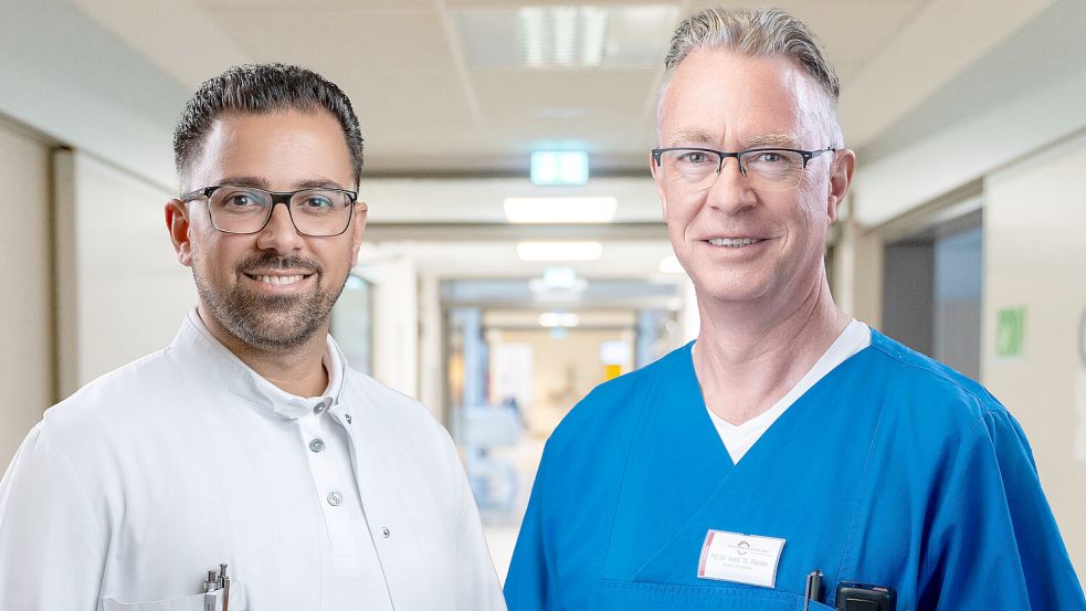 Dr. Ali Akil (links), Chefarzt der Thoraxchirurgie, und PD Dr. Markus Paxian, Chefarzt der Anästhesiologie und Intensivmedizin, sind stolz, in Emden Lungenoperationen unter lokaler Betäubung anbieten zu können. Foto: Trägergesellschaft