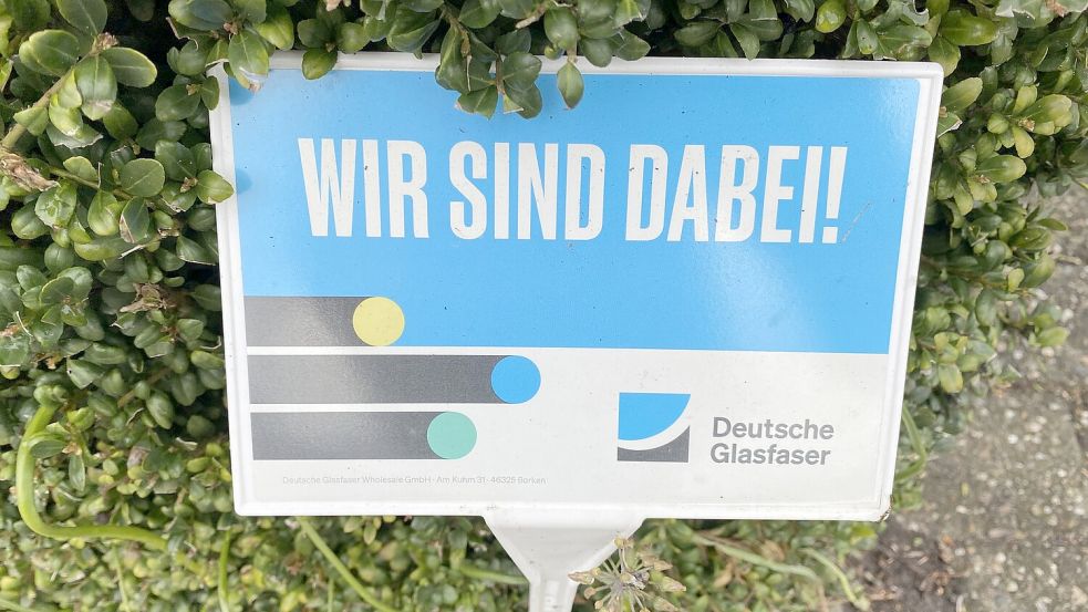 Alle, die in Ihlow einen Vorvertrag unterschrieben haben, bekamen vom Vertriebspartner solch ein Schild in den Vorgarten gesteckt, wie hier in Ihlowerfehn. Foto: Christin Wetzel