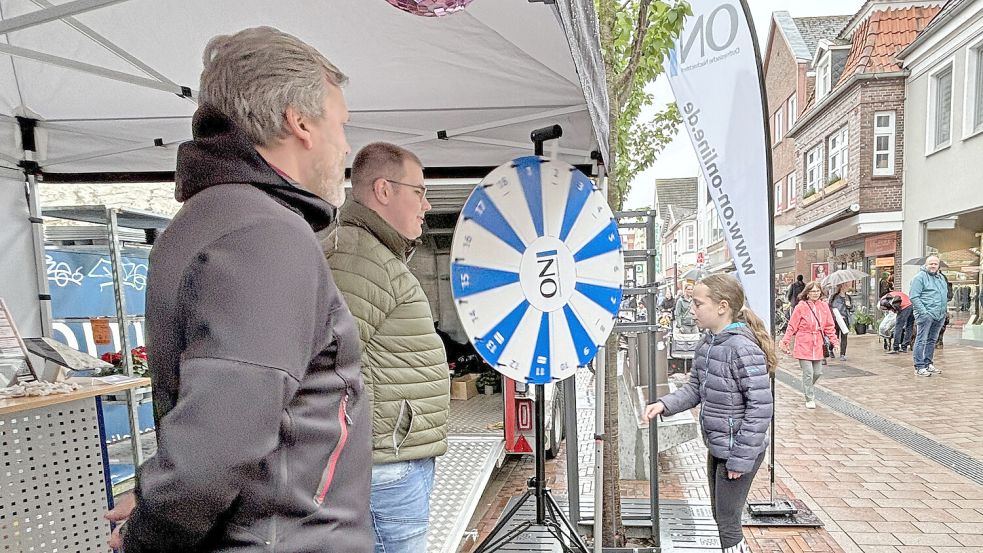 Am Stand der Ostfriesischen Nachrichten konnten die Besucher am Glücksrad Preise gewinnen. Foto: Heino Hermanns