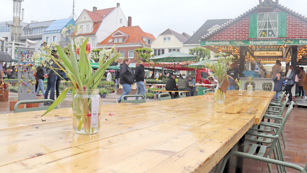Bis zum Mittag war es am Sonntag auf dem Auricher Marktplatz eher feucht als fröhlich. Foto: Heino Hermanns