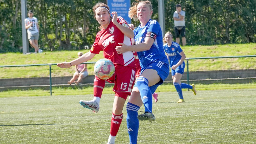 Die Auricherin Jule Kersten im Duell mit einer Spielerin des SV TiMoNo. Eine Mannschaft aus Ostfriesland wird in die Regionalliga aufsteigen. Foto: Helmut Vortanz