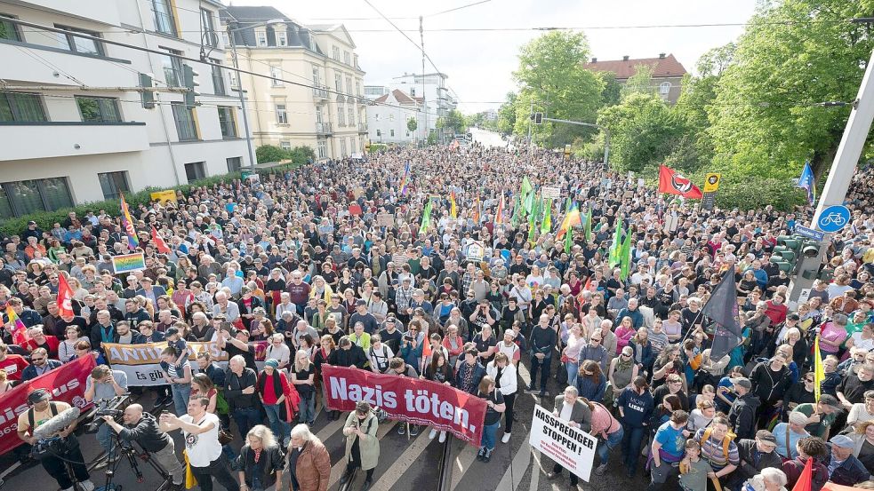 In Deutschland gibt es viel Solidarität mit den Angegriffenen. Die Menschen fordern nun Konsequenzen. Foto: Sebastian Kahnert/dpa