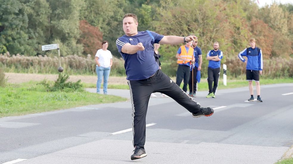 Der Pfalzdorfer Henning Eisenhauer bestreitet in Neuharlingersiel seine erste EM. Er startet mit der irischen Eisenkugel beim Straßenwettkampf. Foto: Wilfried Gronewold