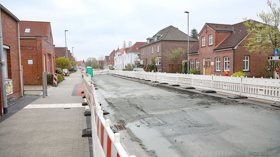 Unter der Fahrbahn auf der Nordseite der Fockenbollwerkstraße ist der neue Regenwasserkanal verlegt worden. Nun fehlen noch die Asphaltschicht und die Markierungen. Foto: Romuald Banik
