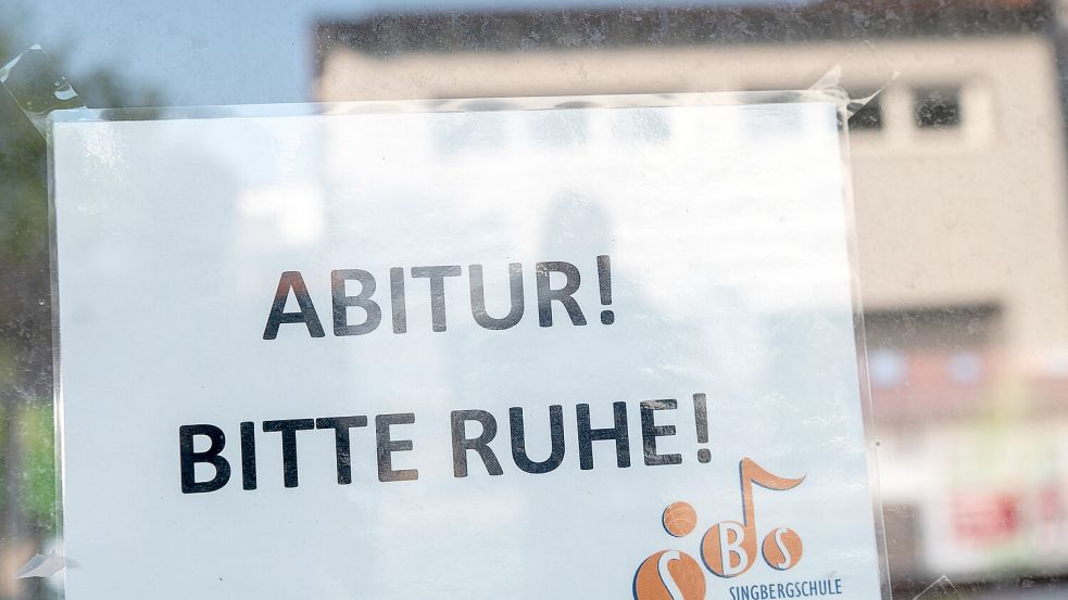 Ein Abitur in der Tasche zu haben, ist gut, aber nicht für jeden Schüler erstrebenswert. Foto: Sebastian Gollnow/dpa