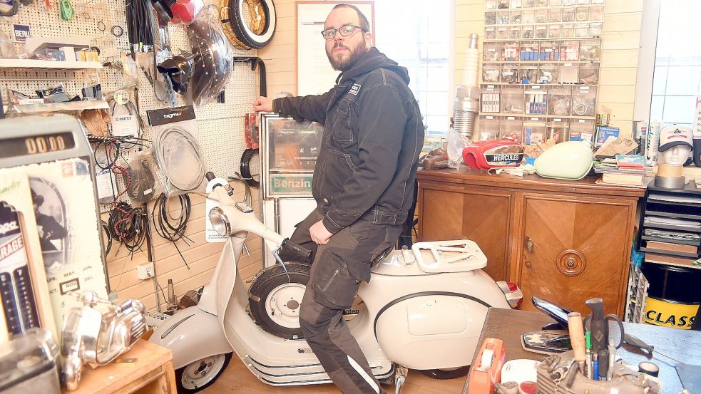 Sascha Focken in seinem Geschäft auf einer restaurierten Vespa VNA von 1958, die seit 20 Jahren in seinem Besitz ist. Foto: Gerd-Arnold Ubben