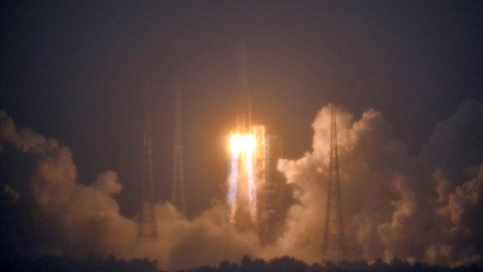 Eine Rakete vom Typ „Langer Marsch-5 Y8“ mit dem Raumschiff „Chang’e 6“ an Bord startete am 3. Mai auf dem Weltraumbahnhof Wenchang in China. Foto: Guo Cheng/Xinhua/dpa