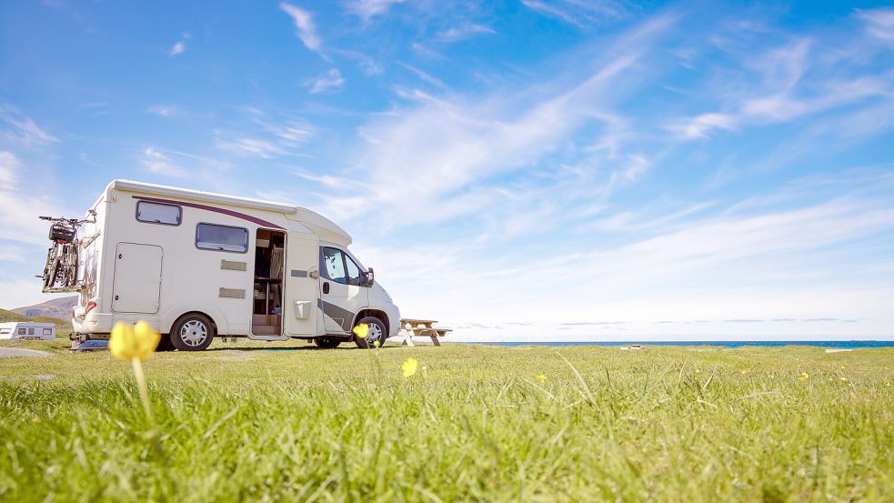 Der Traum von Freiheit - für viele Camper ein besonderes Argument für einen Campingurlaub. Foto: dpa/DVFG/AdobeStock