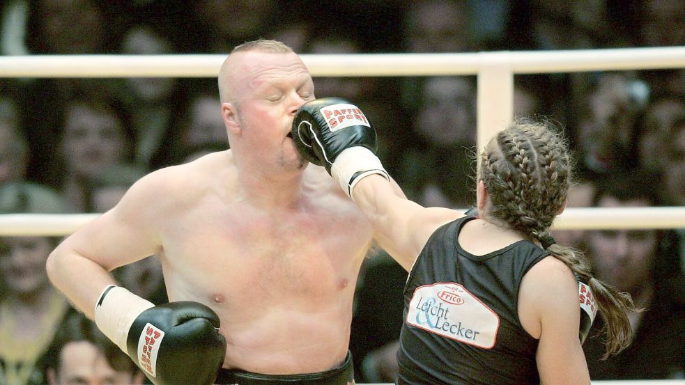 Die ehemalige Boxweltmeisterin Regina Halmich und Fernsehmoderator Stefan Raab beim Fight 2007. Foto: Rolf Vennenbernd/dpa