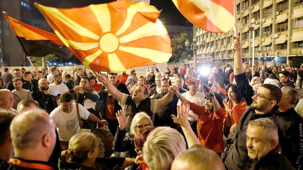 In den Straßen der Hauptstadt Skopje feierten die Anhänger der Opposition bis tief in die Nacht. Foto: Boris Grdanoski/AP/dpa