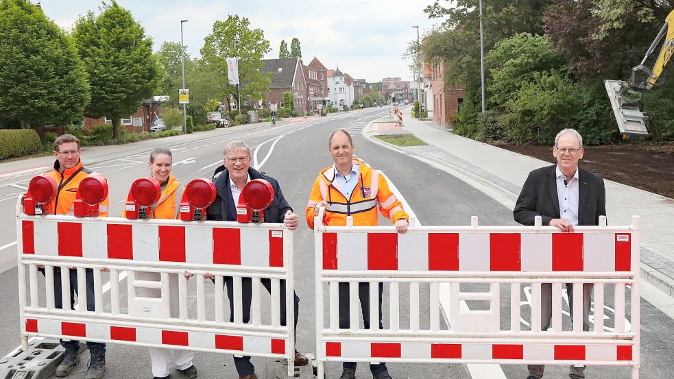 Schoben am Mittwochnachmittag die letzten Baken zur Seite (von links): Sebastian Wolff (Strabag), Tanja Ahrens (Stadt Aurich), Horst Feddermann (Bürgermeister), Frank Buchholz (Leiter Landesbehörde für Straßenbau und Verkehr) und Gert Gellmers (Thalen Consult). Foto: Romuald Banik